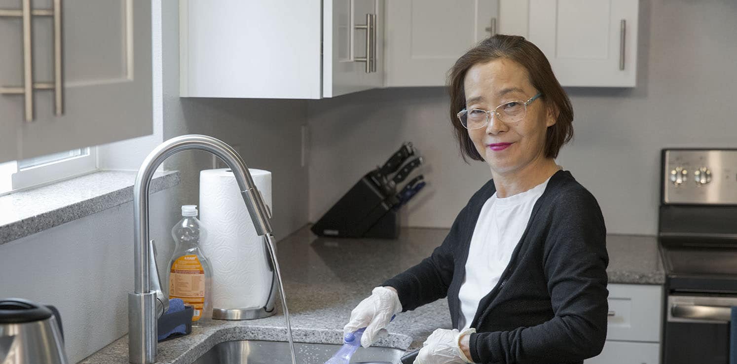 Homecare Worker cleaning dishes